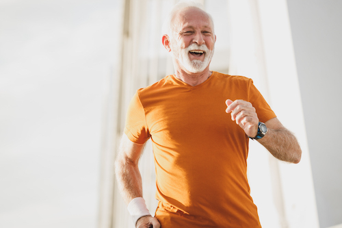 ジョギングを楽しむ健康的な高齢男性
