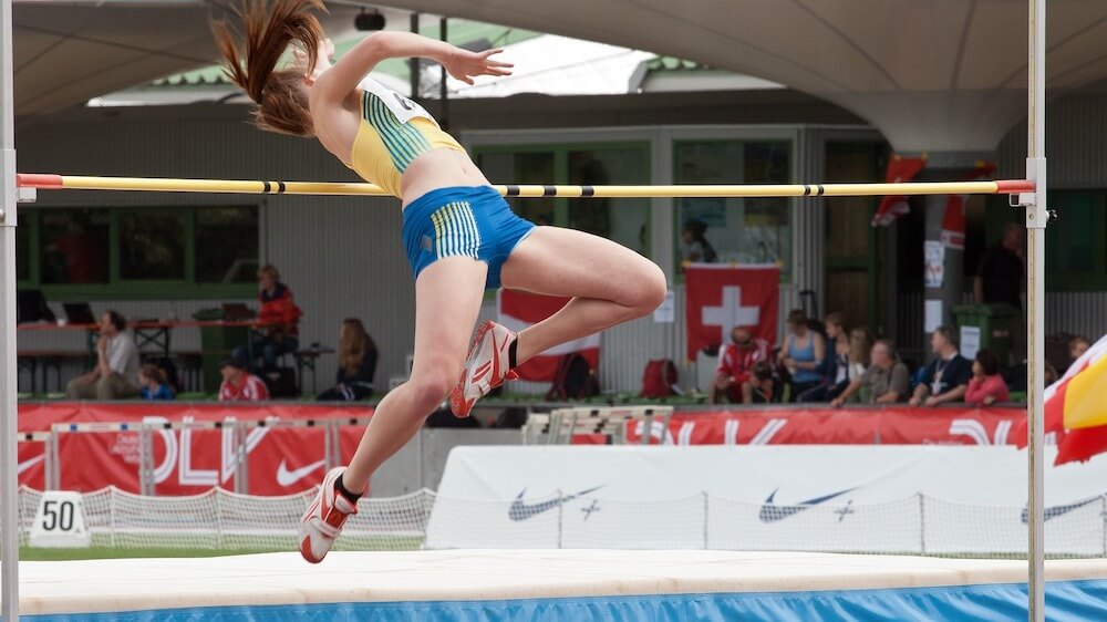 高飛びをする女性選手