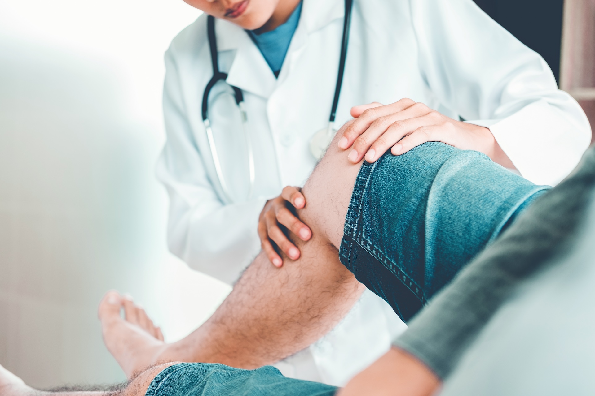 a doctor is diagnosing the anterior cruciate ligament injury 