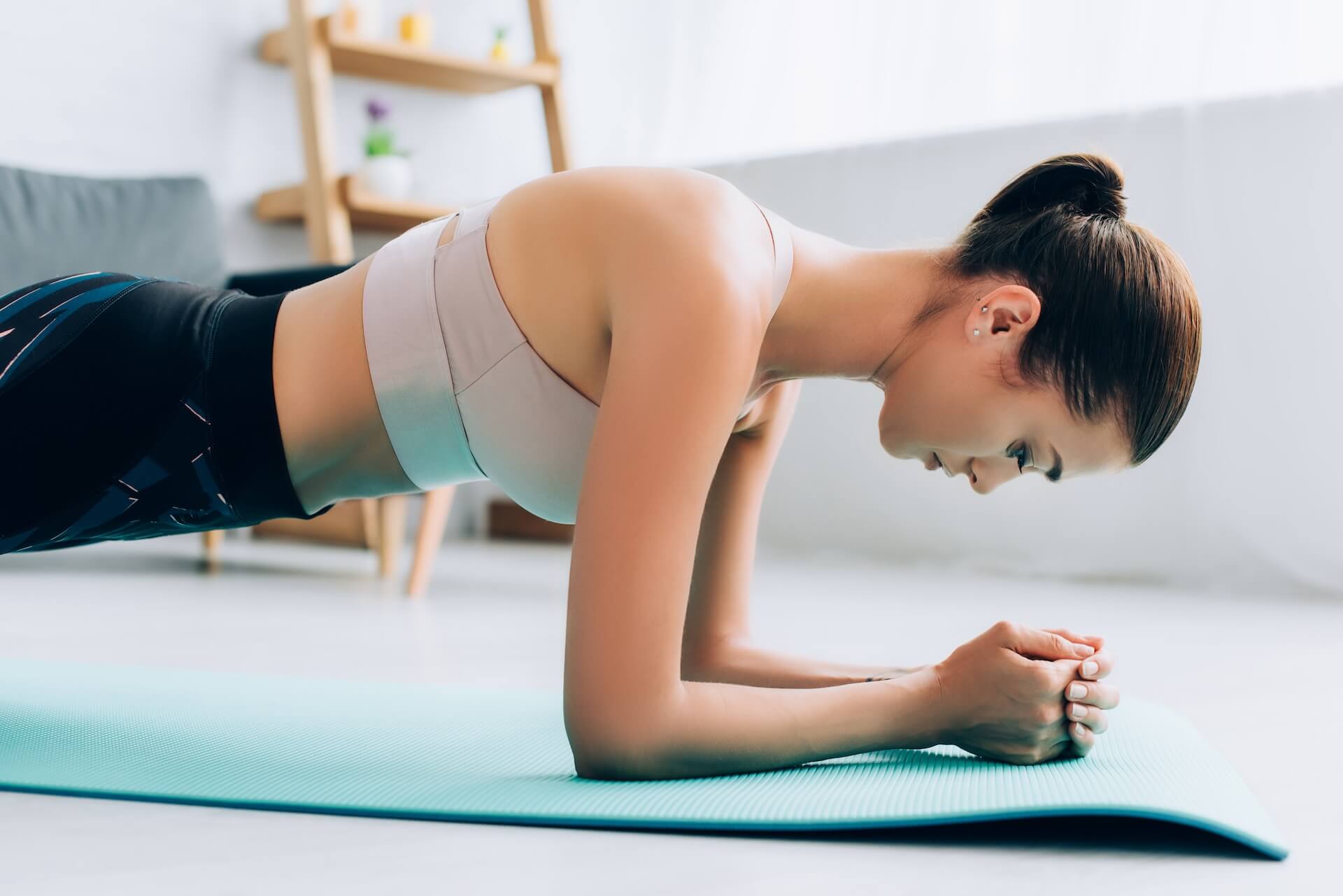 A women is doing plank exercise as a rehabilitation for her disc herniation.